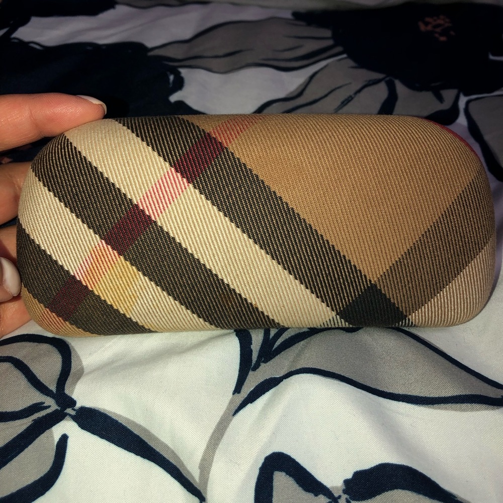 Burberry sun glasses - Picture 4 of 5